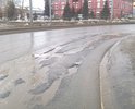 При движении в сторону путепровода (пр.Комсомольский) с ул. Пушкина разрушается асфальт и образуются выбоины, начинает проваливаться решетка ливневой канализации.