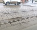 Требуется ремонт дорожной плитки на трамвайных путях, образовалась яма, которая мешает движению по второму ряду.