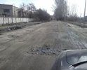Асфальт практически разбит. А ведь эта дорога могла бы соединить ул. Терновского с быстро развивающимся городом Спутником.