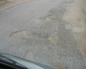 Верхний слой асфальта явно занижен, поэтому произошел ускоренный износ дороги. Необходимо ремонтировать и укладывать 5-6 см.