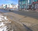 В центре города на пересечении пр. Ленина отсутствует дорожное полотно после ремонтных работ. Грунт начинает проваливаться и образуются яма.