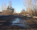 Дорога никогда не имела асфальтного покрытия, каждый год ее пытаются грейдеровать, подсыпать щебень, но все безуспешно, жители поселка Новый, давно просят администрацию города помочь с ремонтом дороги. По данной дороге ходит единственный автобусный маршрут. О пешеходной зоне, которой нет, приходится молчать.