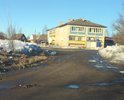 Здесь конечная остановка автобусного маршрута, дорожное покрытие просто никакое, в межсезонье люди мучаются с подходом к остановке.
