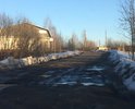 Видно, что здесь когда-то было асфальтовое покрытие, но почему-то его довели до плохого состояния.