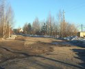 Видно, что здесь когда-то было асфальтовое покрытие, но почему-то его довели до плохого состояния.