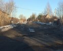 Видно, что здесь когда-то было асфальтовое покрытие, но почему-то его довели до плохого состояния.