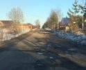Видно, что здесь когда-то было асфальтовое покрытие, но почему-то его довели до плохого состояния.