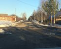 Видно, что здесь когда-то было асфальтовое покрытие, но почему-то его довели до плохого состояния.