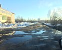 Здесь конечная остановка автобусного маршрута, дорожное покрытие просто никакое, в межсезонье люди мучаются с подходом к остановке.