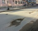 Огромные дыры сразу после пешеходного перехода и при выезде на ул З. Коноплянниковой от подстанции скорой помощи.