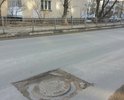 Дыры вокруг люка. В этом месте приходится делать резкий маневр, чтобы объехать, что небезопасно. Пробивают колеса при наезде.