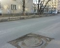 Дыры вокруг люка. В этом месте приходится делать резкий маневр, чтобы объехать, что небезопасно. Пробивают колеса при наезде.