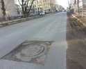 Дыры вокруг люка. В этом месте приходится делать резкий маневр, чтобы объехать, что небезопасно. Пробивают колеса при наезде.