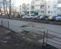 Дыры на дороге. Глубина - до половины колеса. Объезжают по встречной полосе.