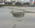 Дыры на дороге. Глубина - до половины колеса. Объезжают по встречной полосе.