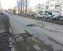 Дыры на дороге. Глубина - до половины колеса. Объезжают по встречной полосе.