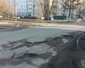 Дыры в дорожном покрытии. Глубина до трети колеса. Приходится объезжать по встречной полосе.