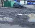 На внутридворовой дороге у домов по ул. Турку 19 и 21 частично сошел асфальт. Ямы после осадков не обойти и не объехать.