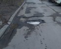 На внутридворовой дороге у домов по ул. Турку 19 и 21 частично сошел асфальт. Ямы после осадков не обойти и не объехать.