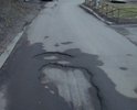 На внутридворовой дороге у домов по ул. Турку 19 и 21 частично сошел асфальт. Ямы после осадков не обойти и не объехать.