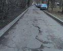 На внутридворовой дороге у домов по ул. Турку 19 и 21 частично сошел асфальт. Ямы после осадков не обойти и не объехать.