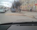 На дороге на проспекте Гагарина у д.7 перед пересечением с бульваром Гагарина большой участок без асфальтового покрытия отсыпан щебнем 3х5 м. и брошенный на неопределенный срок. Дорожных знаков нет. Аварийный участок . Это уже 7 участок который отсыпан щебнем и без асфальта и без предупреждающих знаков. Требуется ремонт пока не произошло ДТП .