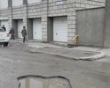 Большая яма и яма вокруг канализационного люка около дома по адресу г.Воронеж, ул.Варейкиса, д.69