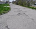 Проблема с дорогой существует больше 20 лет. Покрытие сложно назвать изношенным, его просто напросто нет, ямы и горбы вот, что осталось.
В 100-х метрах по ул.Тухачевского находить реабилитационный центр для инвалидов, большая часть которых колясочники. В 2015 году в выше названный центр приезжал глава Республики дал поручение главе администрации города Евпатории о починке улицы, но все как было так и осталось!