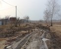 Дороги в Пахомово, если не считать таковой кривую, разбитую колеями и часто просто непроходимую грунтовку, нет! Нету как таковой, и не было никогда, хотя по документам и картам, хранящимся в местных административных архивах, ездим мы пахомовцы не много, не мало, по асфальту аж через все село. 
То есть деньги из бюджета на дорогу когда-то выделялись, но куда делись, где растворились, за давностью лет неизвестно. 

Писали, звонили, требовали и в местной Орловской администрации и в Пронской районной. У местной ответ короткий «денег нет», а районная отсылает к местной, у которой «денег нет». Ну а раз денег нет, то и дороги нет. Все чего удалось добиться за долгие годы – это пять машин «мучки» (меловой крошки) по осени 2015, которой едва хватило на 50 метров на въезде в село. А село тянется чуть не километр, и в начале и в конце живут люди, причем далеко не молодые. Осенью, весной, да и летом после сильных дождей, проехать можно на тракторе, УАЗике или серьезном внедорожнике. Легковой транспорт приходиться просто ставить на прикол на въезде в село и дальше пешочком, с поклажей или без, это уж кому как нравится.   

Кстати в середине села находится действующее кладбище, где испокон века хоронили и продолжают хоронить жителей Пахомово и окрестных деревень (Березово, Кареево, Молодки, Руднево, Яблонево). Хоронят регулярно, родственники навещают могилы в будни  и праздники. Так вот, насколько нам известно, по существующим административным законам к действующим местам захоронения должна быть проложена твердая насыпная дорога. Если уж нет дела до живых, могли бы хоть покойным оказать уважение.