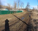 Дороги в Пахомово, если не считать таковой кривую, разбитую колеями и часто просто непроходимую грунтовку, нет! Нету как таковой, и не было никогда, хотя по документам и картам, хранящимся в местных административных архивах, ездим мы пахомовцы не много, не мало, по асфальту аж через все село. 
То есть деньги из бюджета на дорогу когда-то выделялись, но куда делись, где растворились, за давностью лет неизвестно. 

Писали, звонили, требовали и в местной Орловской администрации и в Пронской районной. У местной ответ короткий «денег нет», а районная отсылает к местной, у которой «денег нет». Ну а раз денег нет, то и дороги нет. Все чего удалось добиться за долгие годы – это пять машин «мучки» (меловой крошки) по осени 2015, которой едва хватило на 50 метров на въезде в село. А село тянется чуть не километр, и в начале и в конце живут люди, причем далеко не молодые. Осенью, весной, да и летом после сильных дождей, проехать можно на тракторе, УАЗике или серьезном внедорожнике. Легковой транспорт приходиться просто ставить на прикол на въезде в село и дальше пешочком, с поклажей или без, это уж кому как нравится.   

Кстати в середине села находится действующее кладбище, где испокон века хоронили и продолжают хоронить жителей Пахомово и окрестных деревень (Березово, Кареево, Молодки, Руднево, Яблонево). Хоронят регулярно, родственники навещают могилы в будни  и праздники. Так вот, насколько нам известно, по существующим административным законам к действующим местам захоронения должна быть проложена твердая насыпная дорога. Если уж нет дела до живых, могли бы хоть покойным оказать уважение.