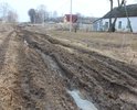 Дороги в Пахомово, если не считать таковой кривую, разбитую колеями и часто просто непроходимую грунтовку, нет! Нету как таковой, и не было никогда, хотя по документам и картам, хранящимся в местных административных архивах, ездим мы пахомовцы не много, не мало, по асфальту аж через все село. 
То есть деньги из бюджета на дорогу когда-то выделялись, но куда делись, где растворились, за давностью лет неизвестно. 

Писали, звонили, требовали и в местной Орловской администрации и в Пронской районной. У местной ответ короткий «денег нет», а районная отсылает к местной, у которой «денег нет». Ну а раз денег нет, то и дороги нет. Все чего удалось добиться за долгие годы – это пять машин «мучки» (меловой крошки) по осени 2015, которой едва хватило на 50 метров на въезде в село. А село тянется чуть не километр, и в начале и в конце живут люди, причем далеко не молодые. Осенью, весной, да и летом после сильных дождей, проехать можно на тракторе, УАЗике или серьезном внедорожнике. Легковой транспорт приходиться просто ставить на прикол на въезде в село и дальше пешочком, с поклажей или без, это уж кому как нравится.   

Кстати в середине села находится действующее кладбище, где испокон века хоронили и продолжают хоронить жителей Пахомово и окрестных деревень (Березово, Кареево, Молодки, Руднево, Яблонево). Хоронят регулярно, родственники навещают могилы в будни  и праздники. Так вот, насколько нам известно, по существующим административным законам к действующим местам захоронения должна быть проложена твердая насыпная дорога. Если уж нет дела до живых, могли бы хоть покойным оказать уважение.