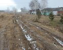 Дороги в Пахомово, если не считать таковой кривую, разбитую колеями и часто просто непроходимую грунтовку, нет! Нету как таковой, и не было никогда, хотя по документам и картам, хранящимся в местных административных архивах, ездим мы пахомовцы не много, не мало, по асфальту аж через все село. 
То есть деньги из бюджета на дорогу когда-то выделялись, но куда делись, где растворились, за давностью лет неизвестно. 

Писали, звонили, требовали и в местной Орловской администрации и в Пронской районной. У местной ответ короткий «денег нет», а районная отсылает к местной, у которой «денег нет». Ну а раз денег нет, то и дороги нет. Все чего удалось добиться за долгие годы – это пять машин «мучки» (меловой крошки) по осени 2015, которой едва хватило на 50 метров на въезде в село. А село тянется чуть не километр, и в начале и в конце живут люди, причем далеко не молодые. Осенью, весной, да и летом после сильных дождей, проехать можно на тракторе, УАЗике или серьезном внедорожнике. Легковой транспорт приходиться просто ставить на прикол на въезде в село и дальше пешочком, с поклажей или без, это уж кому как нравится.   

Кстати в середине села находится действующее кладбище, где испокон века хоронили и продолжают хоронить жителей Пахомово и окрестных деревень (Березово, Кареево, Молодки, Руднево, Яблонево). Хоронят регулярно, родственники навещают могилы в будни  и праздники. Так вот, насколько нам известно, по существующим административным законам к действующим местам захоронения должна быть проложена твердая насыпная дорога. Если уж нет дела до живых, могли бы хоть покойным оказать уважение.