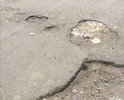 Разбитая дорога по которой машина ни едет , а ходит