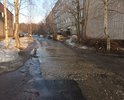 В межсезонье затапливает данный участок, нет ливневой канализации. Подойти к подъездам дома, очень проблематично.