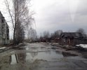 По этой городской улице города Шарья легковой автомобиль может передвигаться только на первой скорости. Ехать быстрее опасно, из-за вероятности напороться на  арматуру старой бетонки или получить "подарок" от лежащего в луже постороннего предмета.