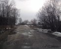 По этой городской улице города Шарья легковой автомобиль может передвигаться только на первой скорости. Ехать быстрее опасно, из-за вероятности напороться на  арматуру старой бетонки или получить "подарок" от лежащего в луже постороннего предмета.