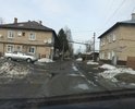 На картах данной дороги не отмечено, но здесь ходят люди и также ездят машины, а что творится можно увидеть на фото.