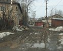 На картах данной дороги не отмечено, но здесь ходят люди и также ездят машины, а что творится можно увидеть на фото.