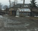 Раньше этот участок был асфальтированный, сейчас он превратился в дорогу не лучшего качества, жители постоянно просят ее отремонтировать, но приходится закладывать ямы битым кирпичом самостоятельно.