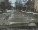 Раньше этот участок был асфальтированный, сейчас он превратился в дорогу не лучшего качества, жители постоянно просят ее отремонтировать, но приходится закладывать ямы битым кирпичом самостоятельно.