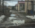 Раньше этот участок был асфальтированный, сейчас он превратился в дорогу не лучшего качества, жители постоянно просят ее отремонтировать, но приходится закладывать ямы битым кирпичом самостоятельно.
