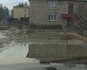 Раньше этот участок был асфальтированный, сейчас он превратился в дорогу не лучшего качества, жители постоянно просят ее отремонтировать, но приходится закладывать ямы битым кирпичом самостоятельно.