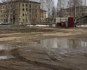 Подъезд к дому в печальном состоянии, жители сами засыпают грязь строительными отходами.