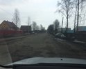 Дорога в не надлежащем качестве, ямы заделываются кирпичом. Пешеходной зоны нет.