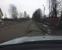 Дорога в не надлежащем качестве, ямы заделываются кирпичом. Пешеходной зоны нет.