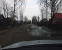 Дорога в не надлежащем качестве, ямы заделываются кирпичом. Пешеходной зоны нет.