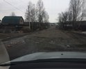 Дорога в не надлежащем качестве, ямы заделываются кирпичом. Пешеходной зоны нет.
