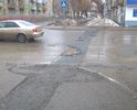 На пешеходном переходе по ул. Карташова (перекресток с ул. Киевской) в середине проезжей части образовались несколько выбоин. Ранее этот участок был асфальтирован после ремонта.