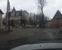 Это центр города, здесь центральный рынок, а дорога в убитом состоянии зимой и летом. Ремонт делается исключительно битым кирпичом или засыпкой щебня.