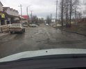 Дорога с односторонним движением в центре города, ямы на всем участке, ливневой канализации нет, вода весной бежит по обочинам.